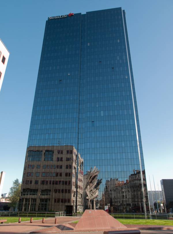 Swiss Life Tower Spot Street Lyon Skate Spot 1/5