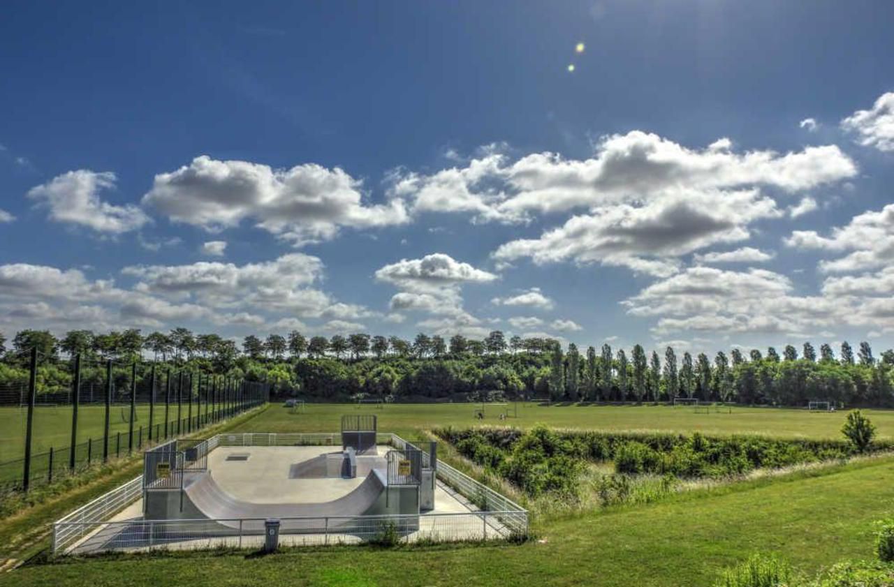 Grand Godet Skatepark Villeneuve le Roi Skate Spot 2/5