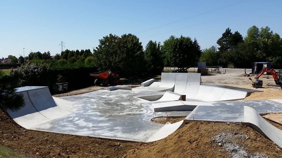 Parc des Sports Skatepark Ambérieu en Bugey Skate Spot 3/5