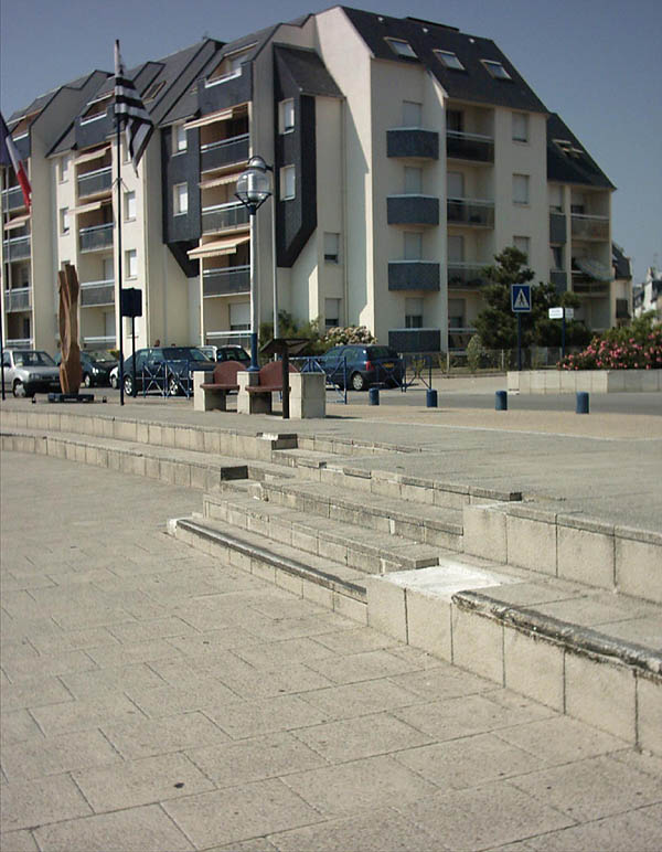 Le Quai Plaza Concarneau Skate Spot 4/5