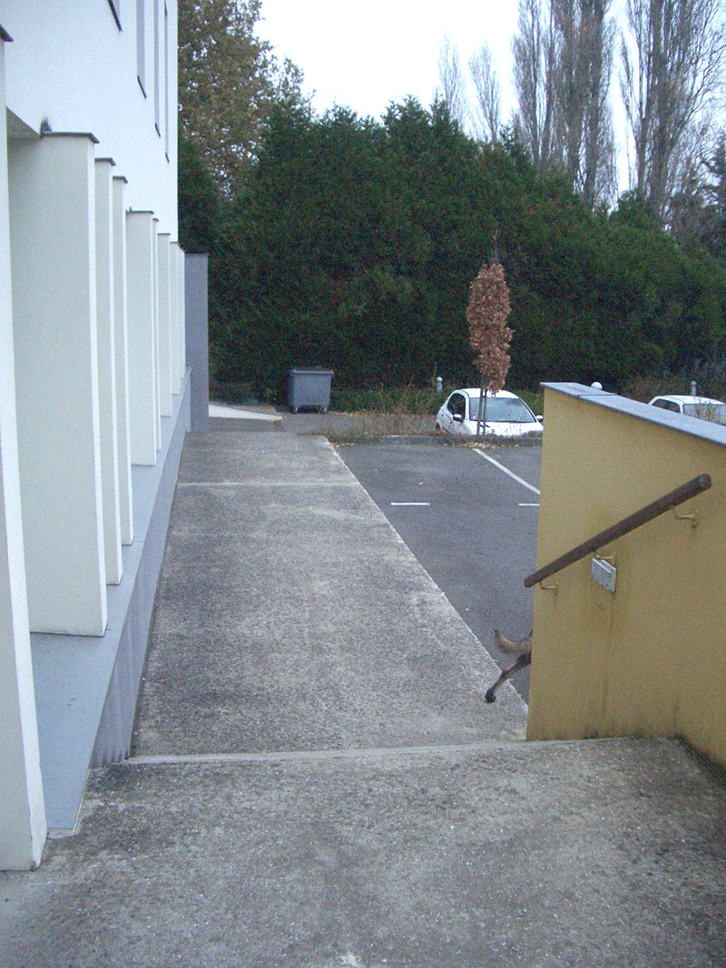 La Mairie Plaza Herbignac Skate Spot 3/5