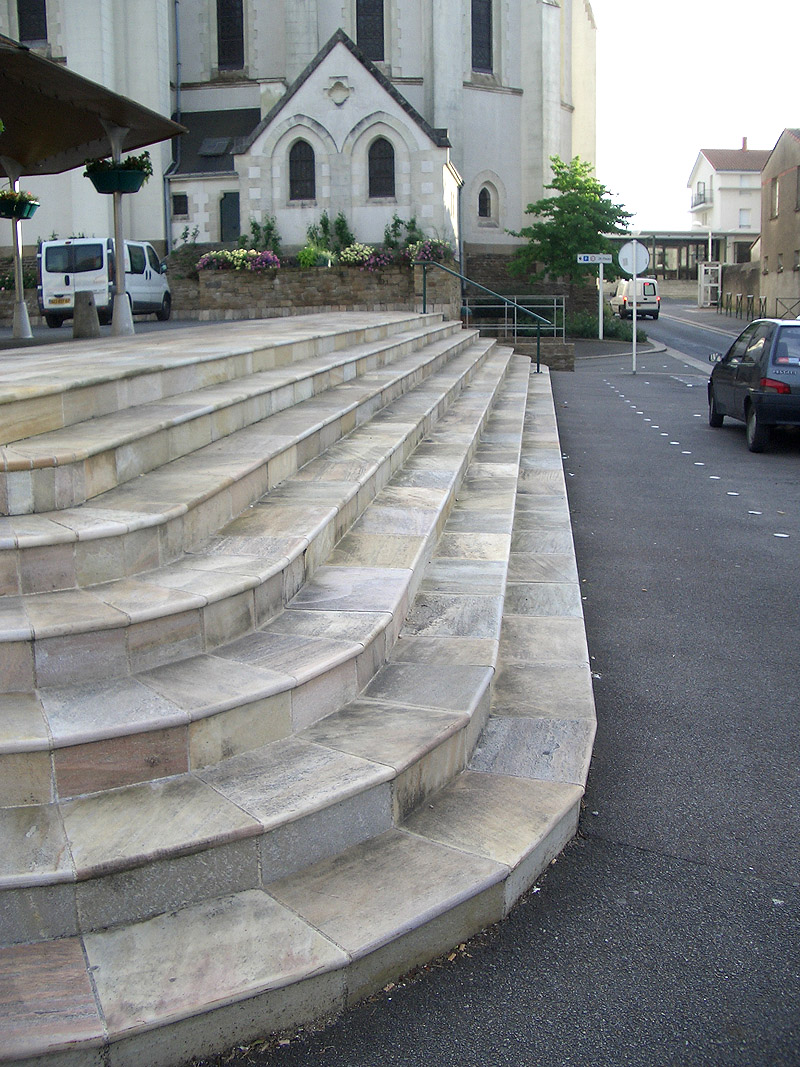 Église St Jean Spot Street Le Loroux Bottereau Skate Spot 3/5
