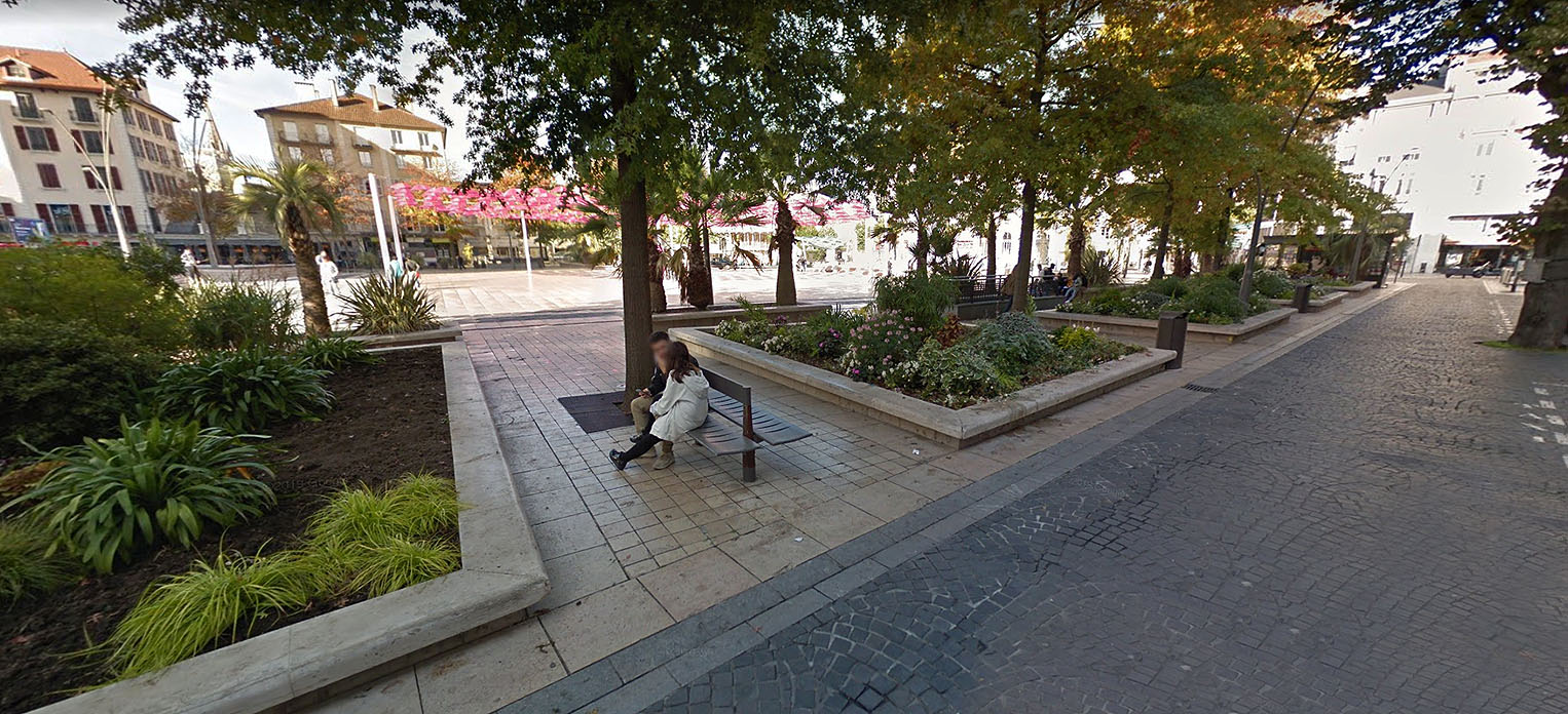 La Fontaine Plaza Pau Skate Spot 4/5