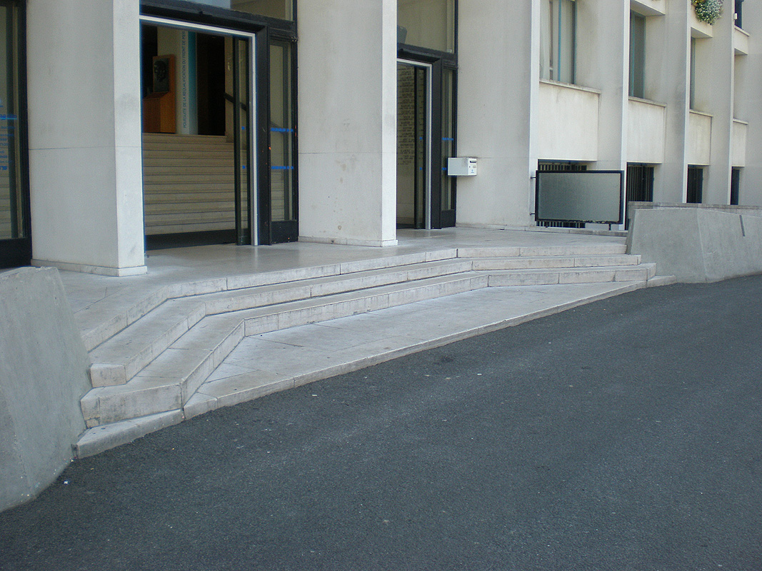 Hôtel de ville Plaza Saint Nazaire Skate Spot 4/5