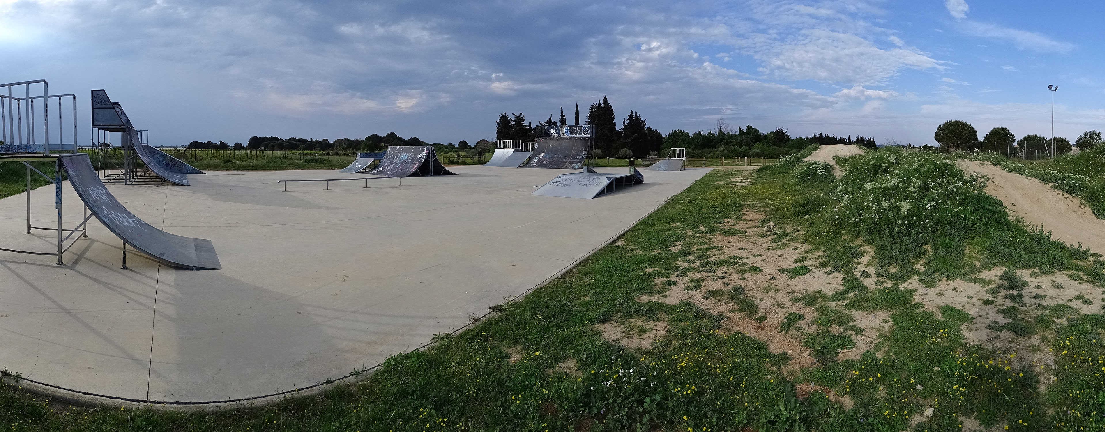 Stade Mimoun Skatepark Villeneuve lès Maguelone Skate Spot 3/5