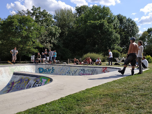 Parc des Frênes Bowl Montévrain Skate Spot 4/5