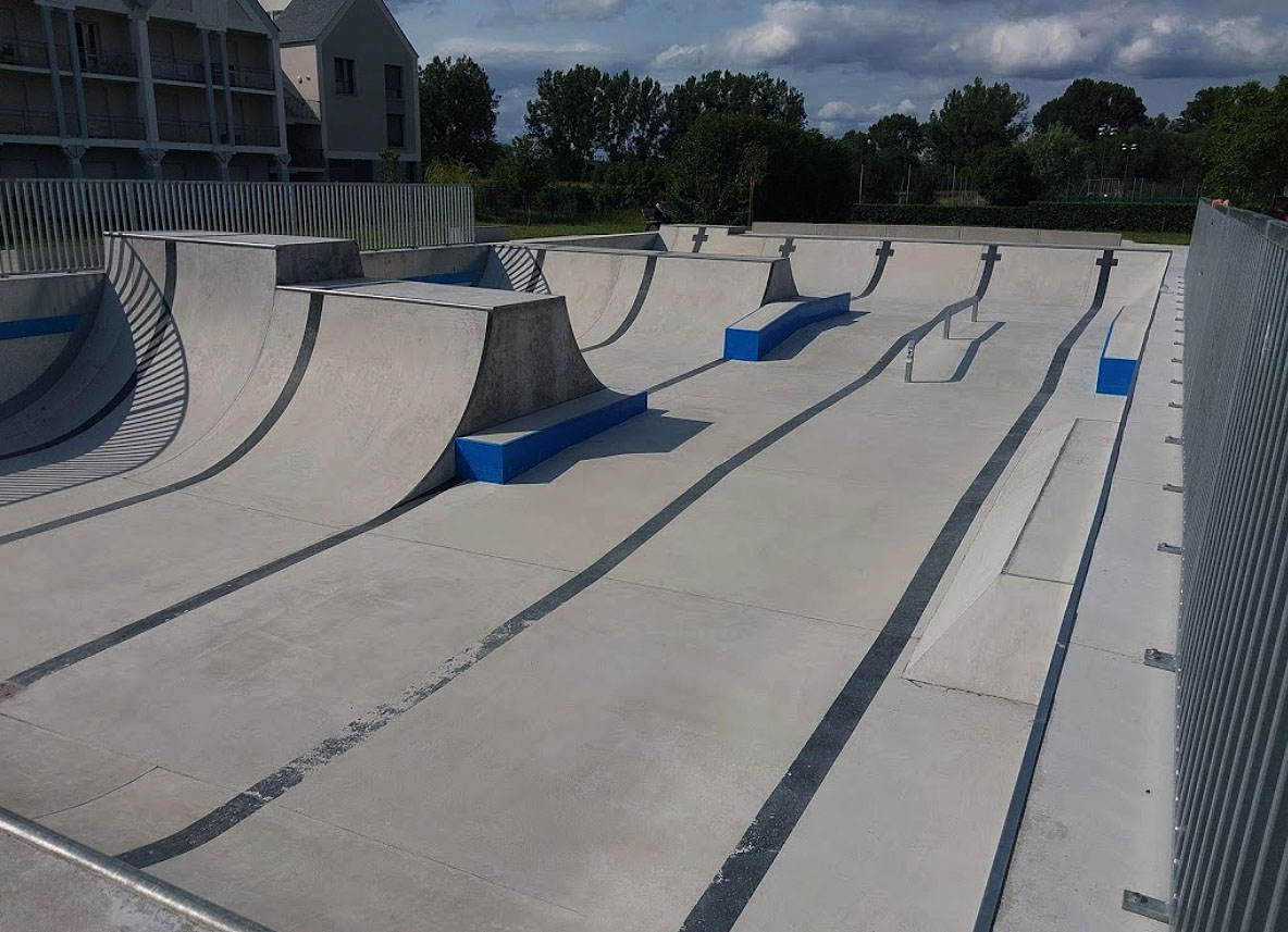 La Piscine Skatepark L' Île Bouchard Skate Spot 3/5