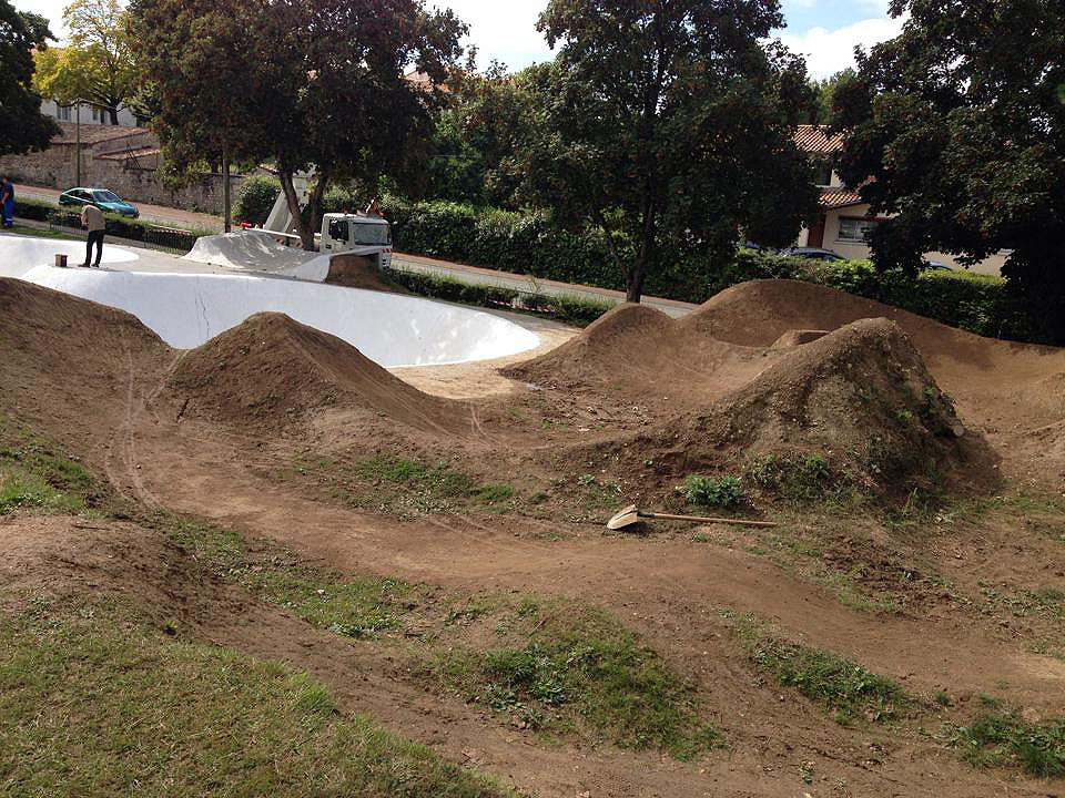 Dirt Bowl Dirt Saintes Skate Spot 2/5