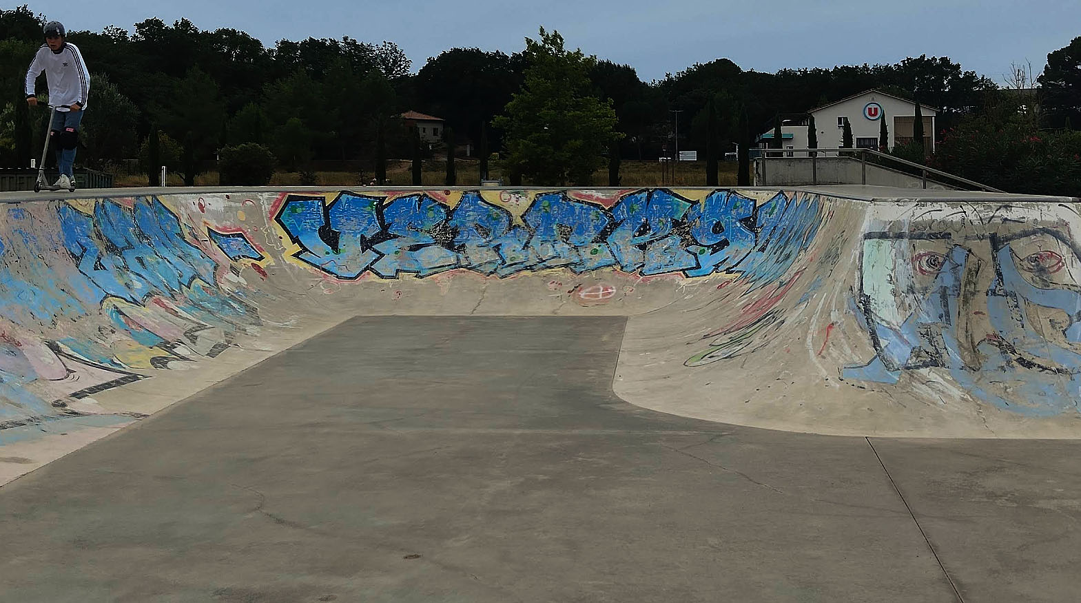 Cazan Skatepark Vernègues Skate Spot 3/5